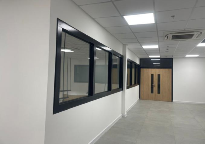 So sánh chi phí đầu tư vách kính chống cháy và vách kính thường